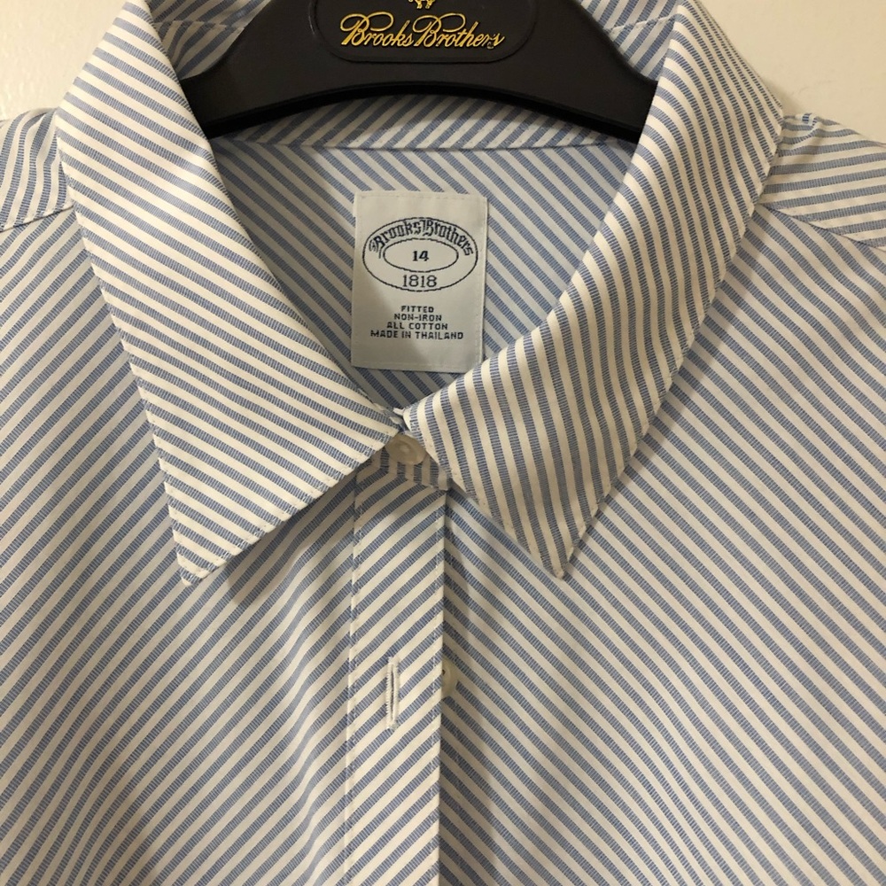 Fitted dress shirt. Wear-to-work